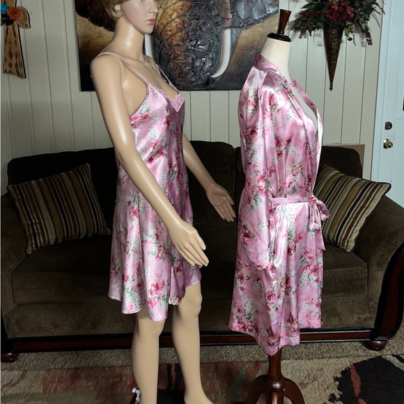 Private Luxuries • Medium • Floral • Pink • Nightgown/ Robe Set - Picture 15 of 16